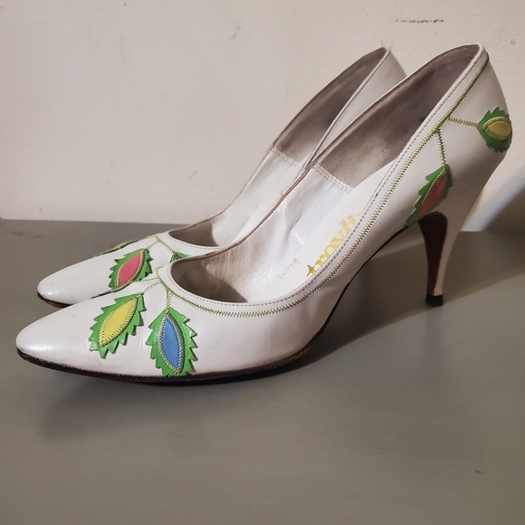 Chic Vintage White Heels with Vibrant Leaf Accents 60s Aplique - Picture 5 of 9